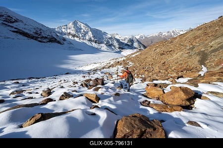 Mountaineer on a hiking trail with snow, descent from Ramoljoch at Spiegelferner, autumnal mountain landscape, mountain panorama with summit Wildspitze, Ötztal Alps, Tyrol, Austria-stock-foto