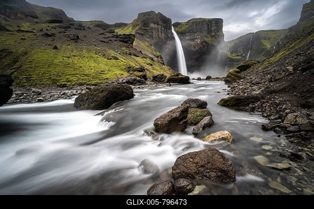 Haifoss and Granni waterfall at a canyon, Fossá í Þjórsárdal, with river í Þjórsárdal, Hekla, Iceland-stock-foto