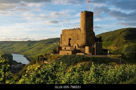 Landshut Castle, sunset, Moselsteig Trail, Bernkastel-Kues, Moselle, Rhineland-Palatinate, Germany-stock-foto