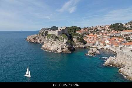 Sailboat in the sea near Fort Lovrijenac, Dubrovnik, Croatia-stock-foto