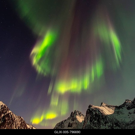 Northern lights (Aurora borealis), sea, mountains, stars, Flakstad, Nordland, Lofoten, Norway, winter Scandinavian landscape-stock-foto