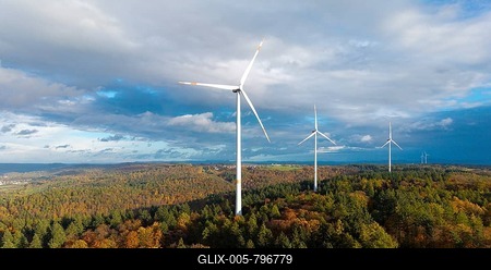 Three wind turbines above a colorful autumn forest against a cloudy sky, near Schorndorf, Remstal, Rems-Murr-Kreis, Baden-Württemberg, Germany-stock-foto