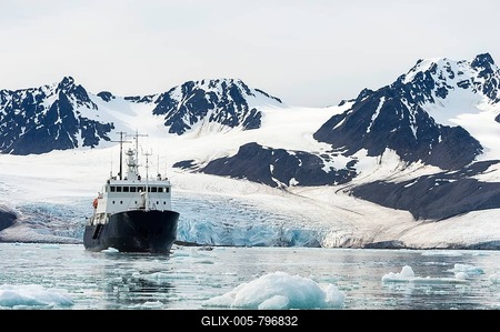 Exploration boat in front of Lilliehook glacier, Lilliehook fjord, Spitsbergen Island, Svalbard Archipelago, Norway-stock-foto
