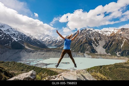 Hiker makes air jump, view into the Hooker Valley from Sealy Tarns Track, glacial lakes Mueller Lake and Hooker Lake, Mount Cook National Park, Canterbury Region, South Island, New Zealand-stock-foto