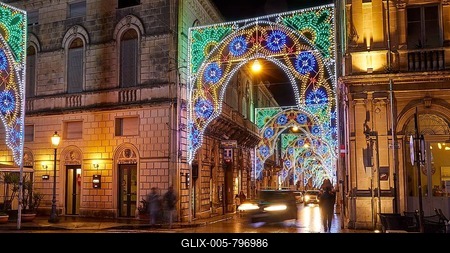 Night shot, illuminated historical buildings, festive street lighting, rain-soaked street, cars, passers-by, Scigli, baroque town, baroque angle, southeast, Sicily, Italy-stock-foto