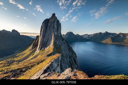 Steep mountain Segla, fjord Mefjorden with mountains, island Senja, Troms, Norway-stock-foto