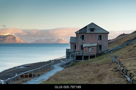 Vacant, dilapidated residential building at dawn, Russian miners' settlement Barentsburg, Isfjorden, Spitsbergen, Svalbard, Norway-stock-foto