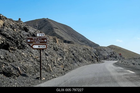 Pass road to Col de la Bonette, in the background 2802 metres highest asphalted road in the Alps around Cime de la Bonette, on the left traffic sign towards Nice, Mercantour National Park, Jausiers, Departement Alpes-de-Haute-Provence, France-stock-foto