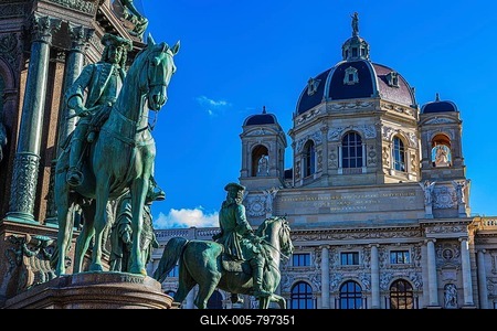 Equestrian statues at the Maria-Theresien monument, behind the Natural History Museum, Maria-Theresien-Platz, Museumsquartier, Vienna, Austria-stock-foto