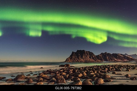 Northern lights (Aurora borealis) in winter Scandinavian landscape, sea, mountains, stars, Uttakleiv strand, Leknes, Nordland, Lofoten, Norway-stock-foto
