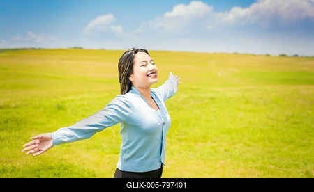 Young woman smiling and spreading her hands in the green field, concept of woman breathing fresh air in the field, Happy woman breathing fresh air in the field and spreading arms-stock-foto