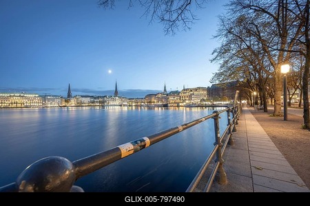 Inner Alster with footpath along Neuer Jungfernstieg at Blaue Stunde, Hamburg, Germany-stock-foto