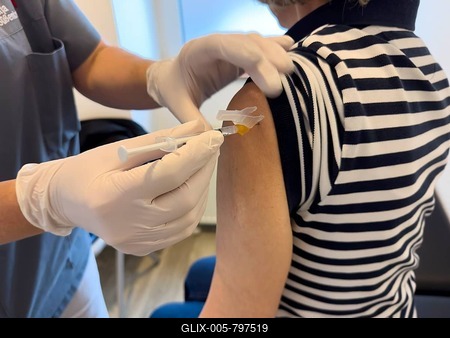 Patient woman receives injection in upper arm for vaccination against contagious disease flu flu vaccination flu protection against influenza virus influenza infections, corona corona vaccination corona protection corona protection coronavirus protection coronavirus, international-stock-foto