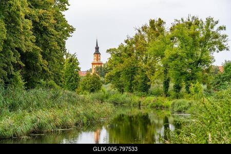 Green landscape along the Templin Canal, St. Mary Magdalene Church in the background, Templin, Uckermark, Brandenburg, Germany-stock-foto