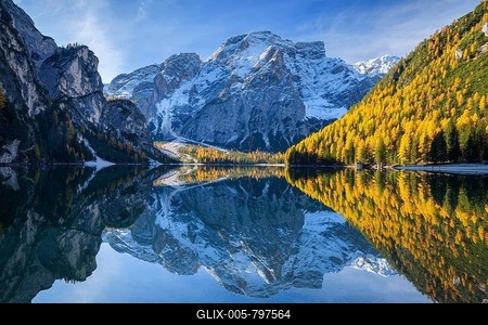 Croda del Becco, Seekofel, reflected in lake in autumn, Braies Lake, Lago di Braies, Pragser Wildsee, Bolzano Province, Bozen Province, Alto Adige, South Tyrol, Dolomites, Italy-stock-foto