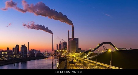 Mannheim coal-fired power station on a cold winter's day, plumes of smoke above the chimneys. Grosskraftwerk Mannheim AG (GKM) . Mannheim, Baden-Württemberg, Germany-stock-foto