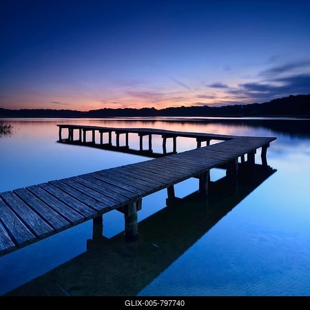 Lake with footbridge after sunset, Lake Dambeck, Mecklenburg Lake District, Mecklenburg-Western Pomerania, Germany-stock-foto