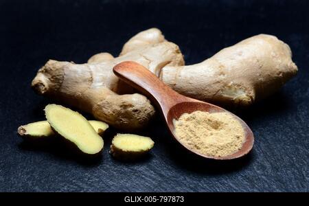 Ginger (Zingiber officinale), ginger bulb and ginger powder in spoonfuls-stock-foto