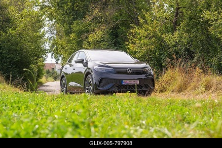 Black SUV parked on a rural road, surrounded by lush vegetation and summer atmosphere, VW ID5 electric car, Calw, Black Forest, Germany-stock-foto