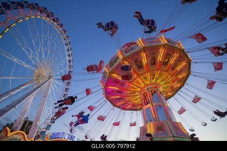 A funfair at dusk with illuminated chain carousel and Ferris wheel, Europa Rad, rides, wave flight, Cannstatter Wasen, folk festival, Bad Cannstatt, Stuttgart, Baden-Württemberg, Germany-stock-foto