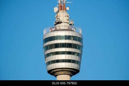 Architektonischer Fernsehturm mit Glas- und Metallelementen gegen blauen Himmel, Stuttgart-Degerloch, Baden-Württemberg, Deutschland-stock-foto