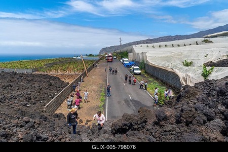 Destroyed road under the lava flow of the new volcano Tajogaite from the 2021 eruption, La Laguna, La Palma Island, Canary Islands, Spain-stock-foto
