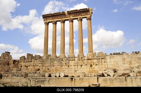 The six remaining columns of the Temple of Jupiter, UNESCO World Heritage Site, Baalbek, Beqaa Valley, Lebanon, Middle East, Orient-stock-foto