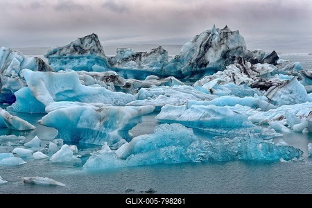 Drifting blue icebergs in the Jökulsárlón glacier lagoon in fog, behind the Vatnajökull glacier, Southern Region, Iceland-stock-foto