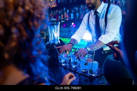 Professional bartender preparing cocktails at bar counter in nightclub, using fresh ingredients and garnishes-stock-foto