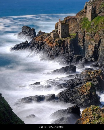 Rocky coast with ruins, former mine, old tin mine, Botallack Mine, Trewellard, Cornwall, England, Great Britain-stock-foto