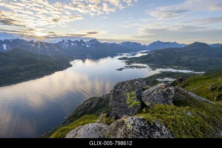 Sun star at sunset over the mountain peaks, view of fjord Raftsund and mountains, view from the top of Dronningsvarden or Stortinden, Vesterålen, Norway-stock-foto