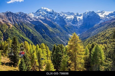 Chairlift with panorama of the valley in front of Ortler 3905m and Trafoier ice wall 3565m in early autumn, Trafoi, Trafoital, Ortler Alps, Province of Bolzano, South Tyrol, Trentino Alto Adige, Northern Italy, Italy-stock-foto