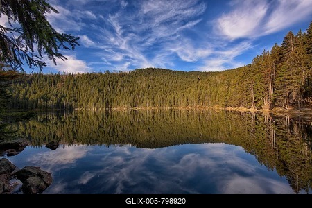 Reflection with clouds in ?ertovo jezero lake in fall, ?ertovo, 隔mava National Park, Sumava, Czech Republic-stock-foto