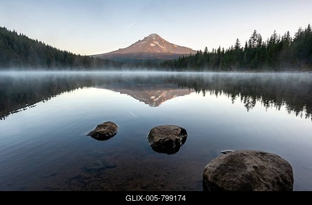 Three stones in the water, reflection of the volcano Mt. Hood in the lake Trillium Lake, at sunrise, Oregon, USA-stock-foto