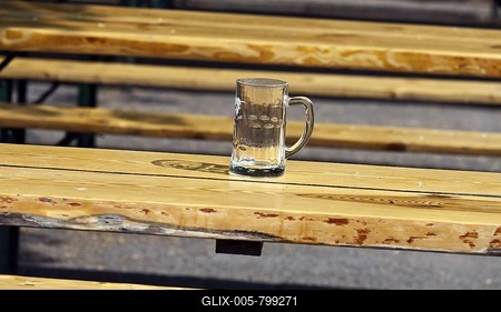 Empty beer mug on a table in a beer garden-stock-foto