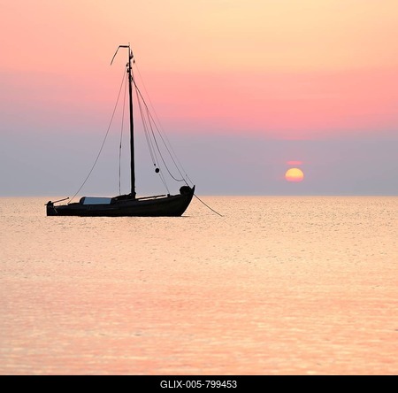 Sunset at the Baltic Sea, traditional sailing boat anchored, West beach, Baltic seaside resort Wustrow, Fischland-Darß-Zingst, Mecklenburg-Western Pomerania, Germany-stock-foto