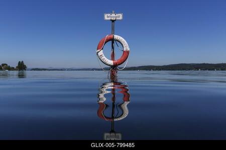 High water in Lake Constance, lifebelt is under water, Reichenau Island, Lake Constance, Reichenau, Baden-Württemberg, Germany-stock-foto