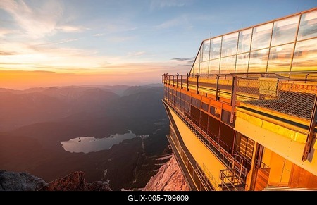 Modern mountain station of the Bavarian Zugspitze railway at the summit of the Zugspitze, view of Eibsee lake, at sunset, Wetterstein Mountains, Northern Limestone Alps, Bavaria, Germany-stock-foto
