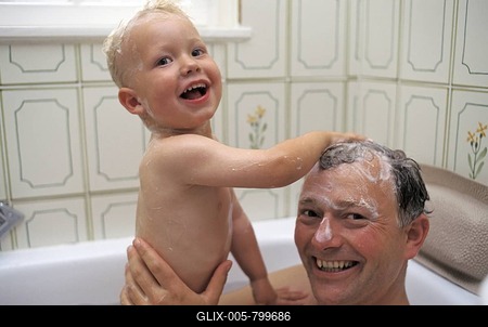 Two-year-old and father washing hair MR-stock-foto