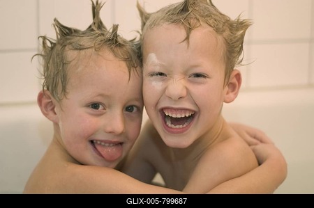 Two little boys 5 and 7 year old loughing in the bath tub-stock-foto