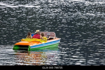 Pedal boat underway on Lake Titisee in the Black Forest, family outing, backlight, Titisee-Neustadt, Baden-Württemberg, Germany-stock-foto