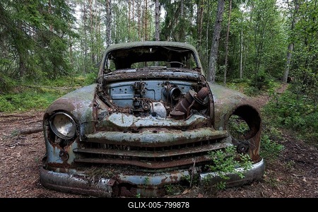 Junkyard in the forest, 	junk car, 40s, at Ryd, Småland, Sweden-stock-foto