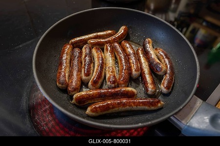 Nuremberg sausages in the pan on the cooker, Bavaria, Germany-stock-foto