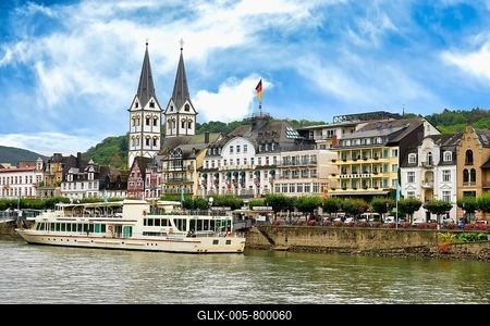 Tourist boat anchored in front of St. Severus Church, Boppard, Rhine River, Rhineland-Palatinate, Germany-stock-foto