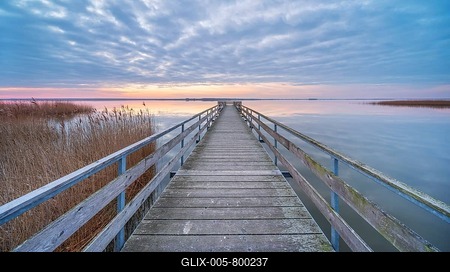 Bathing area with jetty at Bodstedter Bodden at sunrise, Western Pomerania Lagoon National Park, Darßer Ort, Fischland-Darß-Zingst peninsula, Mecklenburg-Western Pomerania, Germany-stock-foto