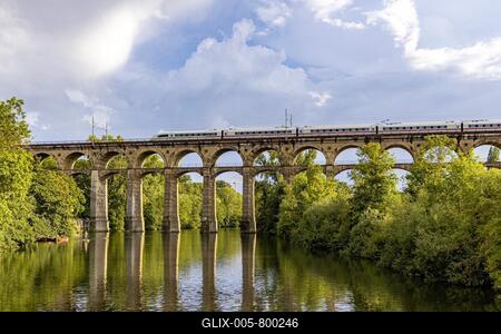 Enz viaduct Bietigheim with InterCityExpress ICE of Deutsche Bahn, railway viaduct over the river Enz, Bietigheim-Bissingen, Baden-Württemberg, Germany-stock-foto