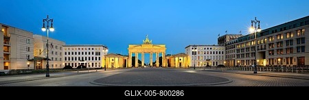 Pariser Platz with illuminated Brandenburg Gate at dawn, Berlin, Germany-stock-foto