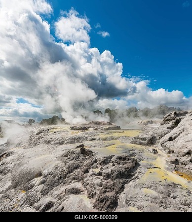 Steaming Pohutu Geyser and Prince of Wales Feathers Geyser, Te Puia, Whakarewarewa, Rotorua, New Zealand-stock-foto