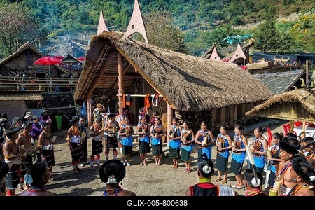 Naga tribes people in front of a traditional house, Kisima Nagaland Hornbill festival, Kohima, Nagaland, India-stock-foto