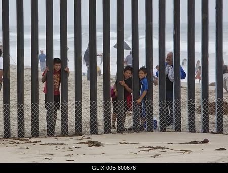 A fence at California's Border Field State Park separates the United States and Mexico on a beach at the Pacific Ocean, San Ysidro, California, USA-stock-foto